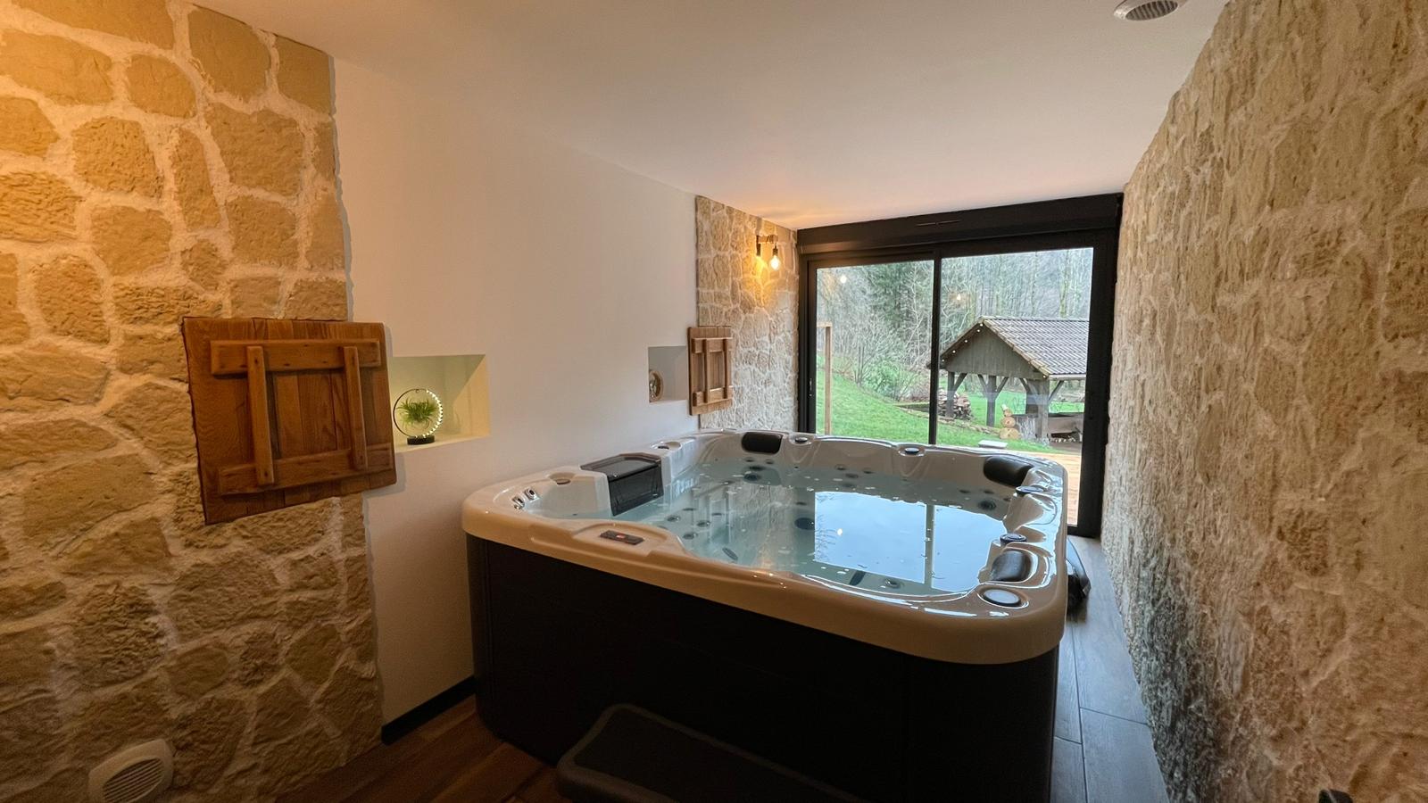 g-te-6-personnes-avec-jacuzzi-privatif-en-plain-nature