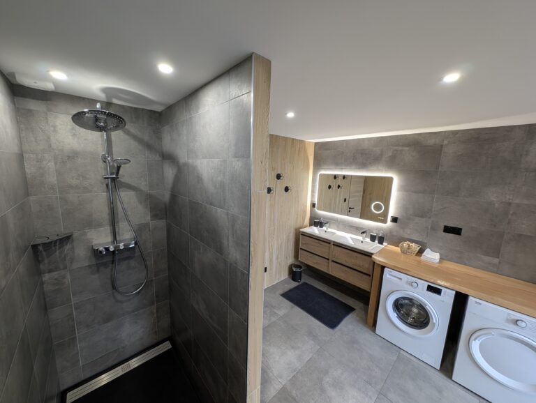 Une belle salle de bain avec meuble double vasque et douche à l'italienne